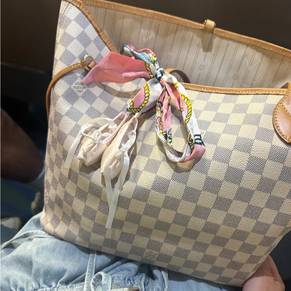 Louis Vuitton Beige Checkered Shoulder Bag with Scarf - Picture 4 of 16